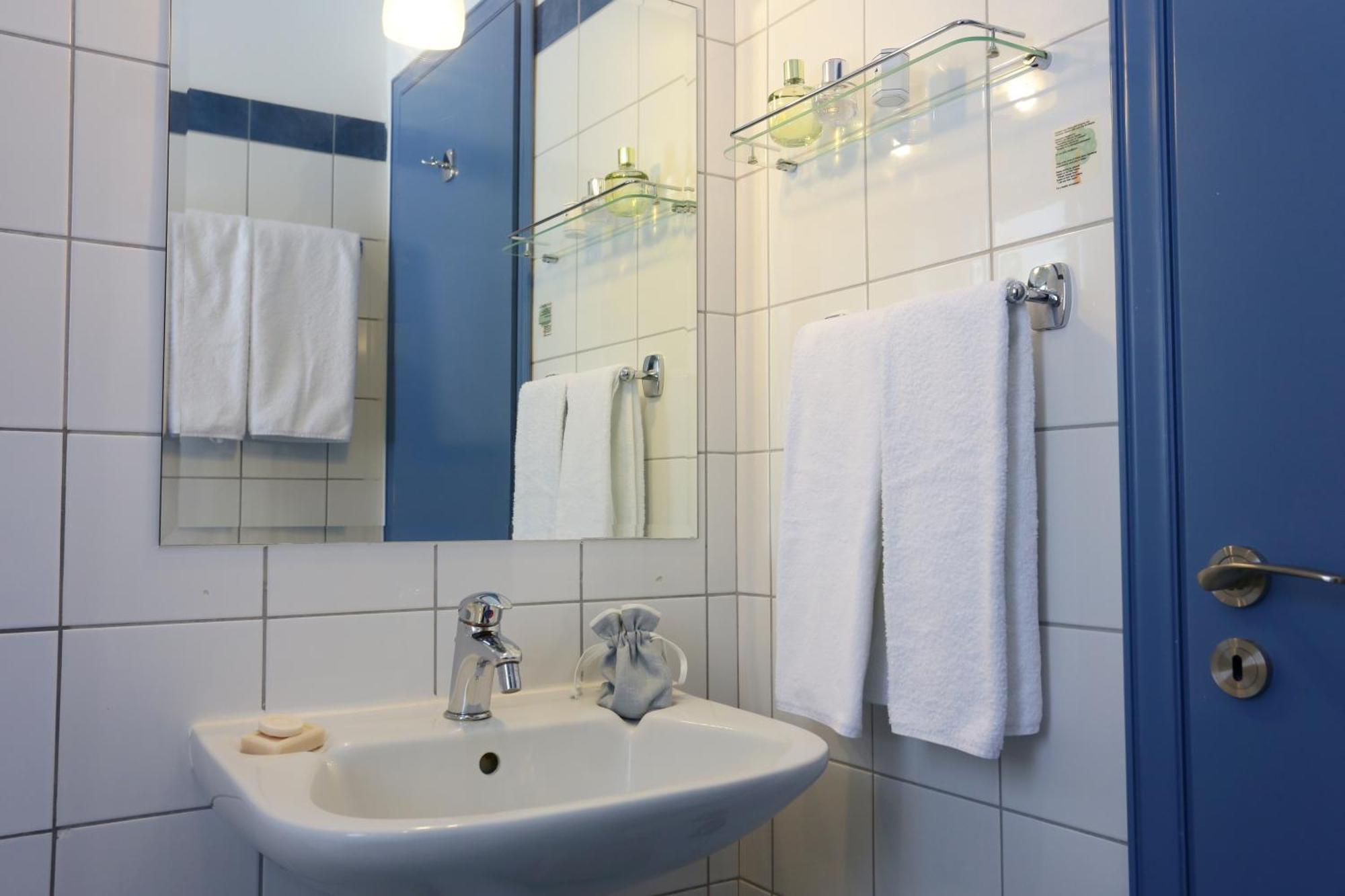 Eleonas Hotel Ровиес Екстериор снимка